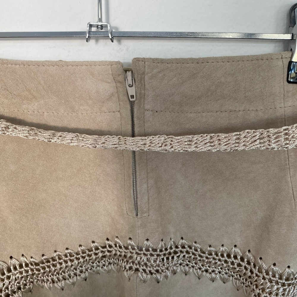 Tan suede a line skirt with crochet hem and belt size 4. Vintage Arden B. - Picture 5 of 6